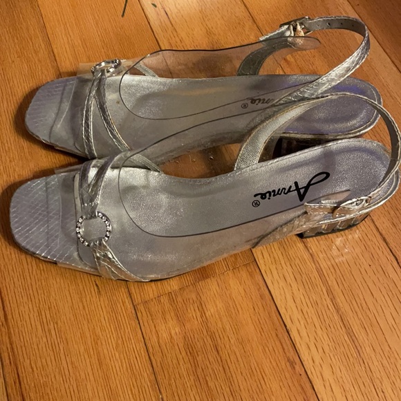 Ladies like new clear and silver dress shoes - Picture 3 of 4